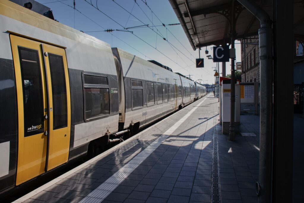 Zug am Bahnsteig in Mühlacker